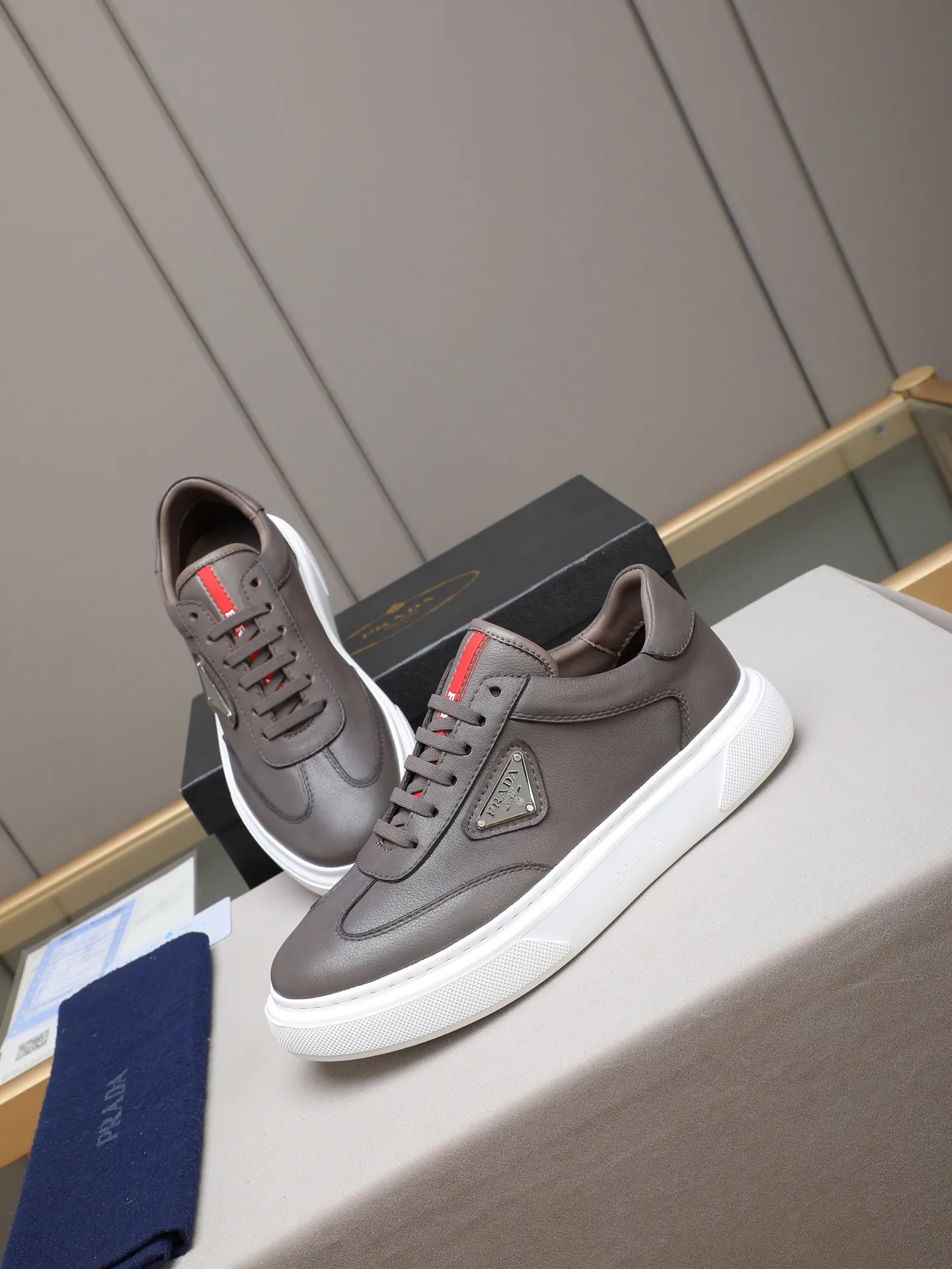 PP460 Prada/Prada men's new casual shoes, this upper is made of imported calfskin + sheep lining! The outside is decorated with the P family's classic metal triangle enamel logo, and the outsole is made of non-slip sports foam ultra-light outsole, which feels good on the feet and is a fashionable and fashionable item!  Size: 38-44 (45 customized)